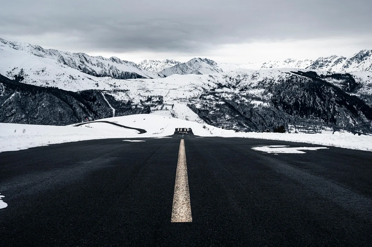 Carretera de muntanya lliure de neu entre vessants nevats
